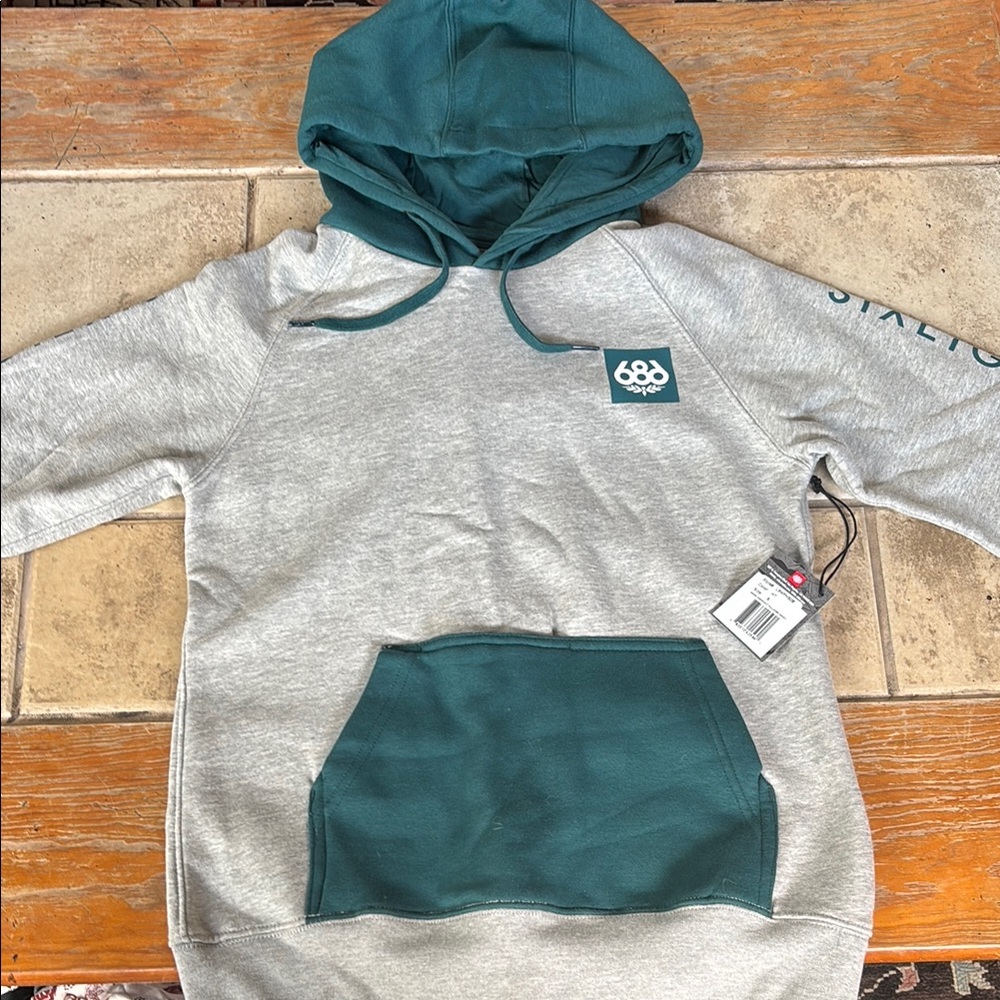 686 Women’s Snowboard Hoodie Sweatshirt Size Small NWT
